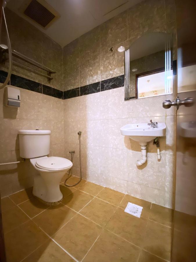 Mr Hotel Nusa Bestari Skudai Exteriör bild